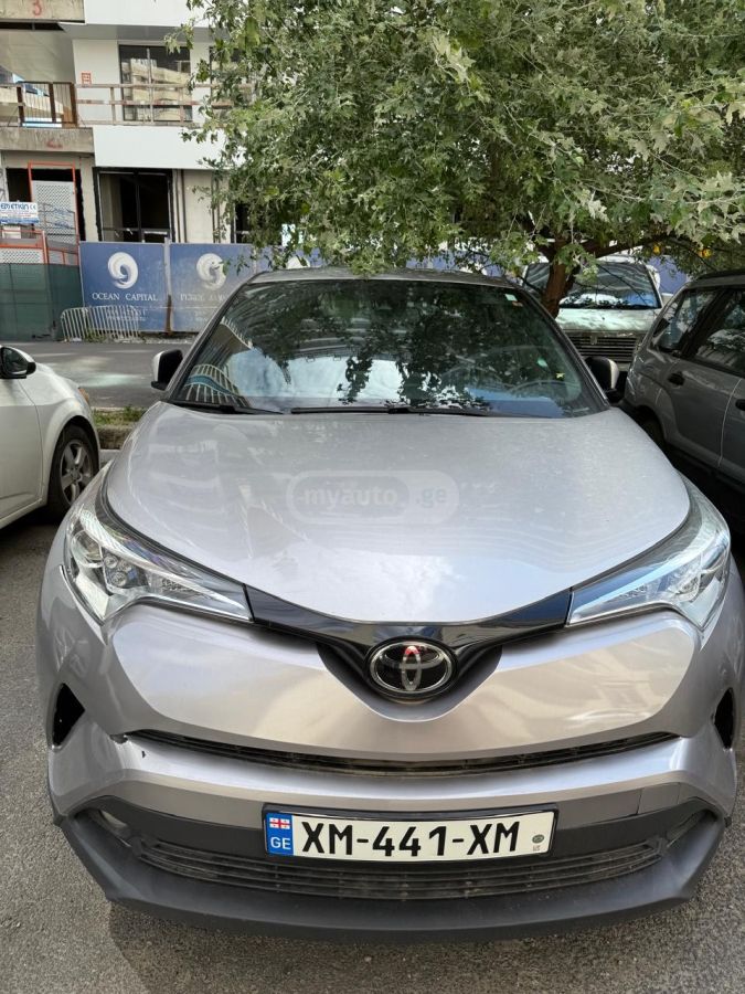 Toyota C-HR 2017 — photo 2
