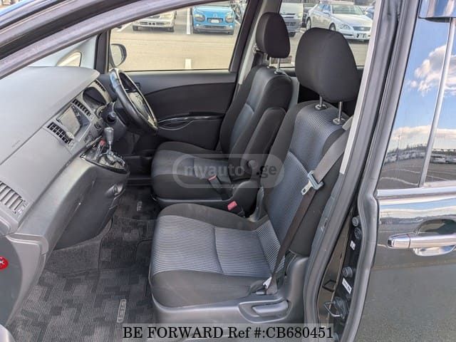 Toyota Isis 2017 — photo 2