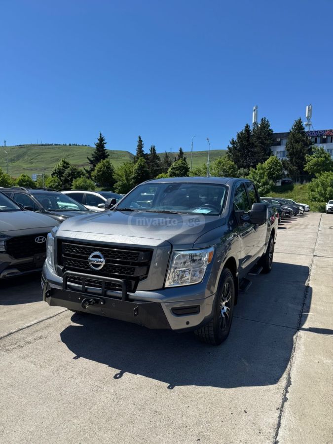 Nissan Titan 2022 — photo 2