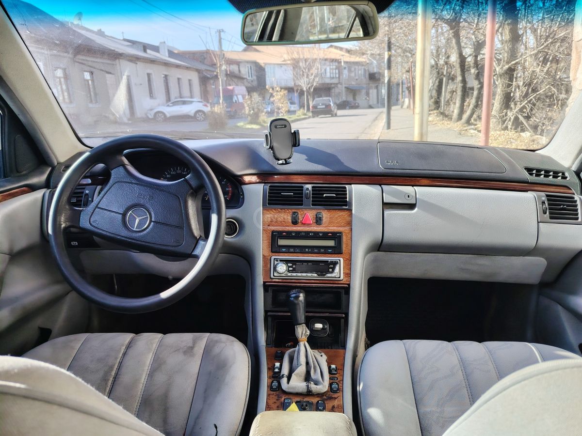 Mercedes-Benz E 210