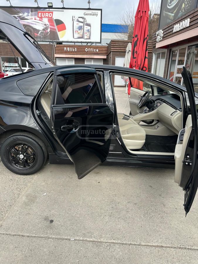 Toyota Prius 2015 — photo 2