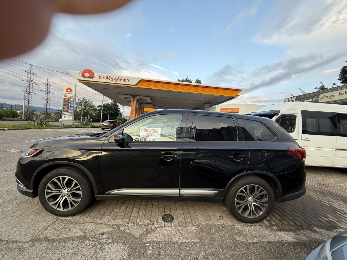 Mitsubishi Outlander 2017 — photo 2