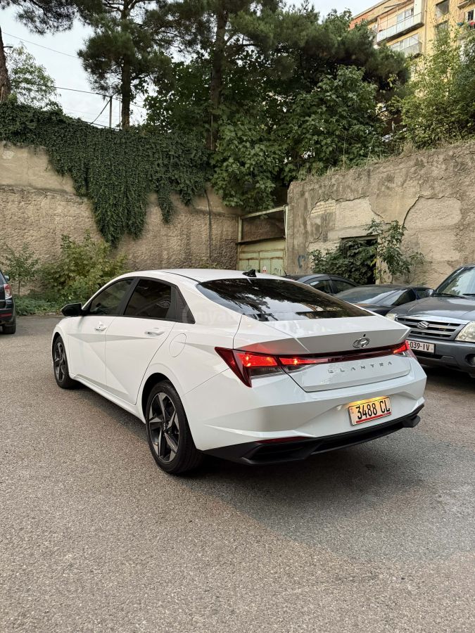 Hyundai Elantra 2023 — photo 2