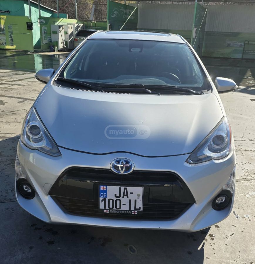 Toyota Prius C 2016 — photo 2