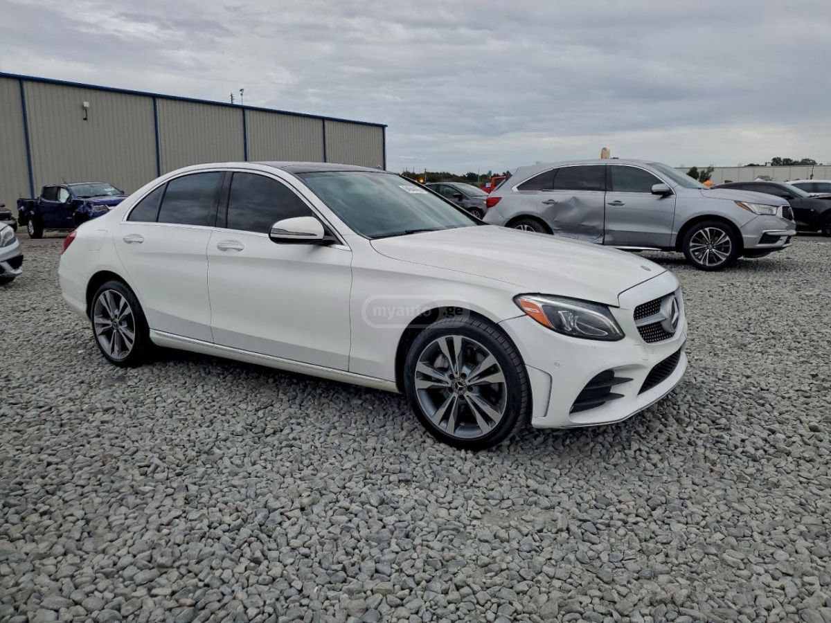Mercedes-Benz C 300 2018 — photo 2