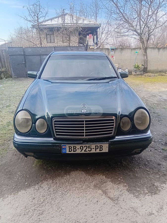 Mercedes-Benz E 210