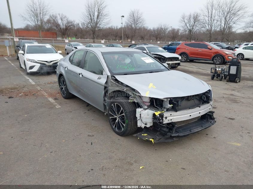 Toyota Camry 2018 — photo 2