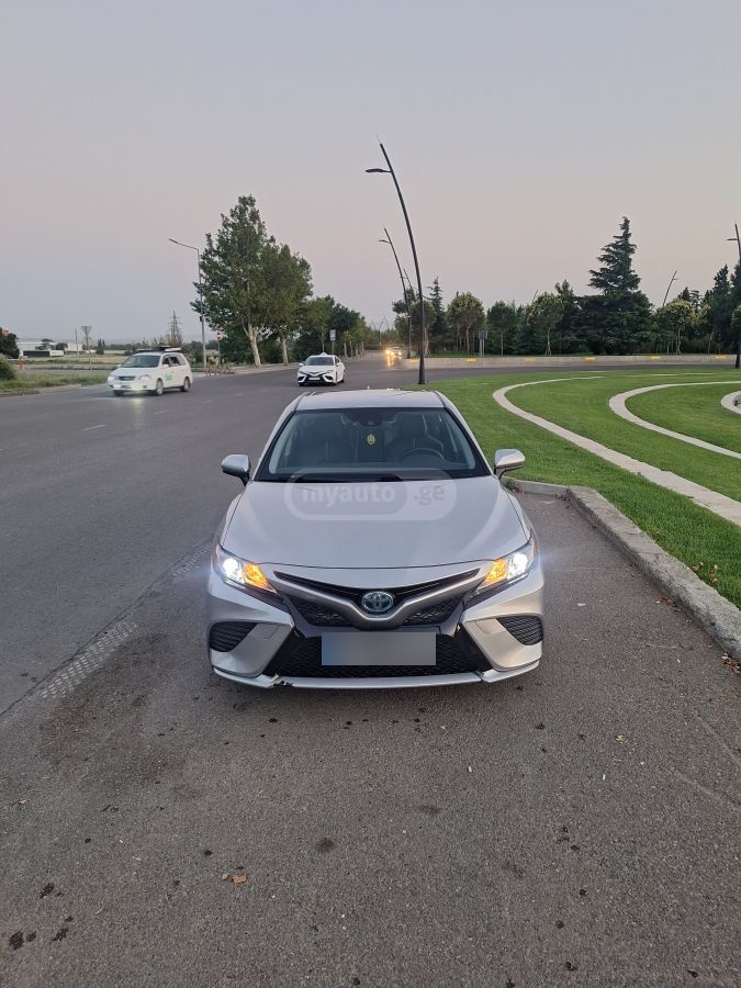 Toyota Camry 2020 — photo 2