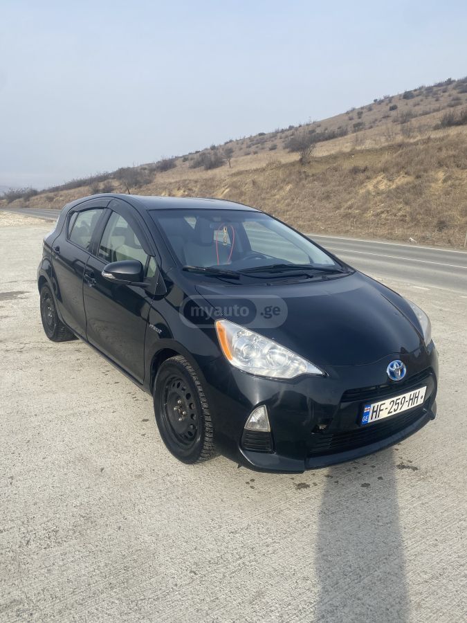 Toyota Prius C 2013 — photo 2