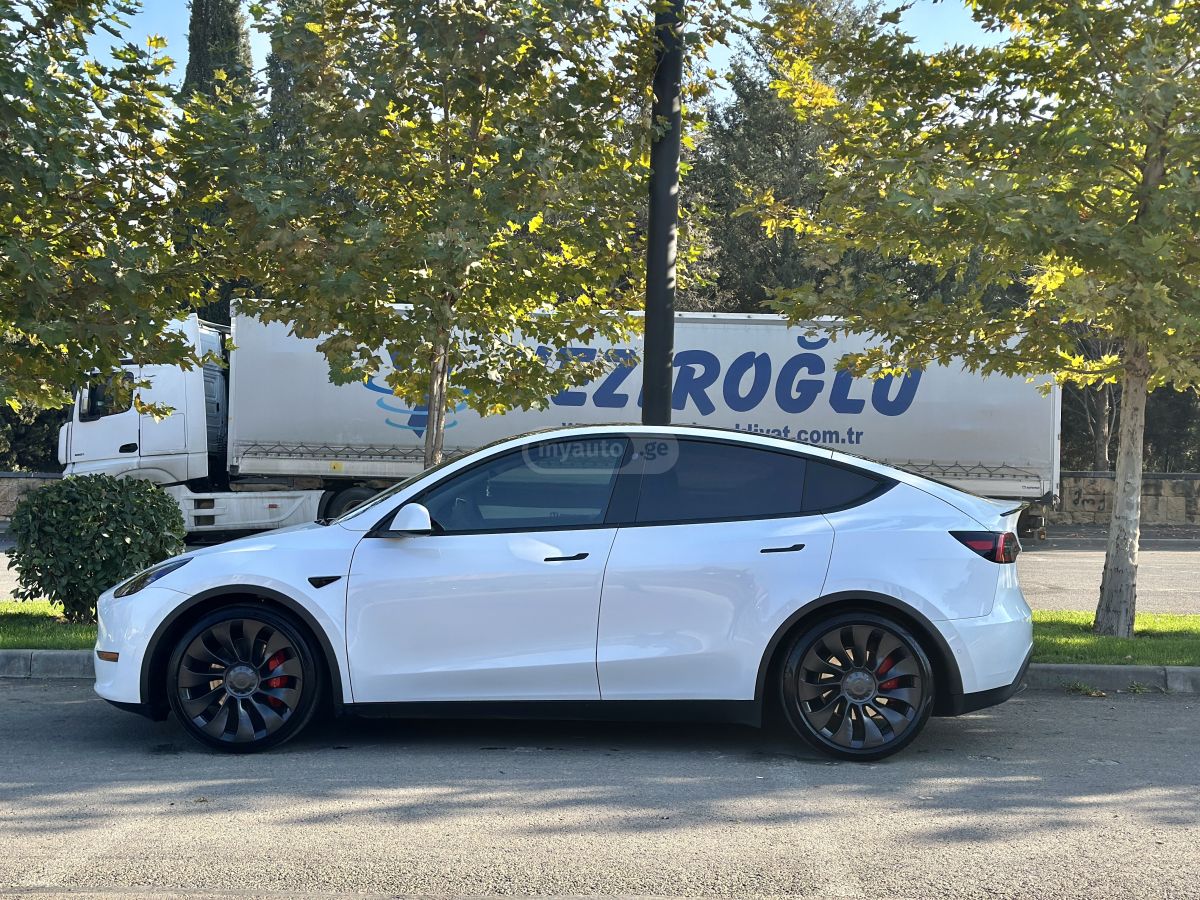Tesla Model Y 2022 — photo 2
