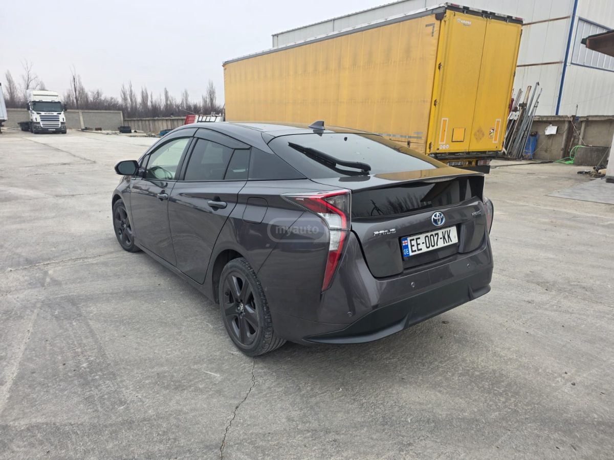 Toyota Prius 2017 — photo 2
