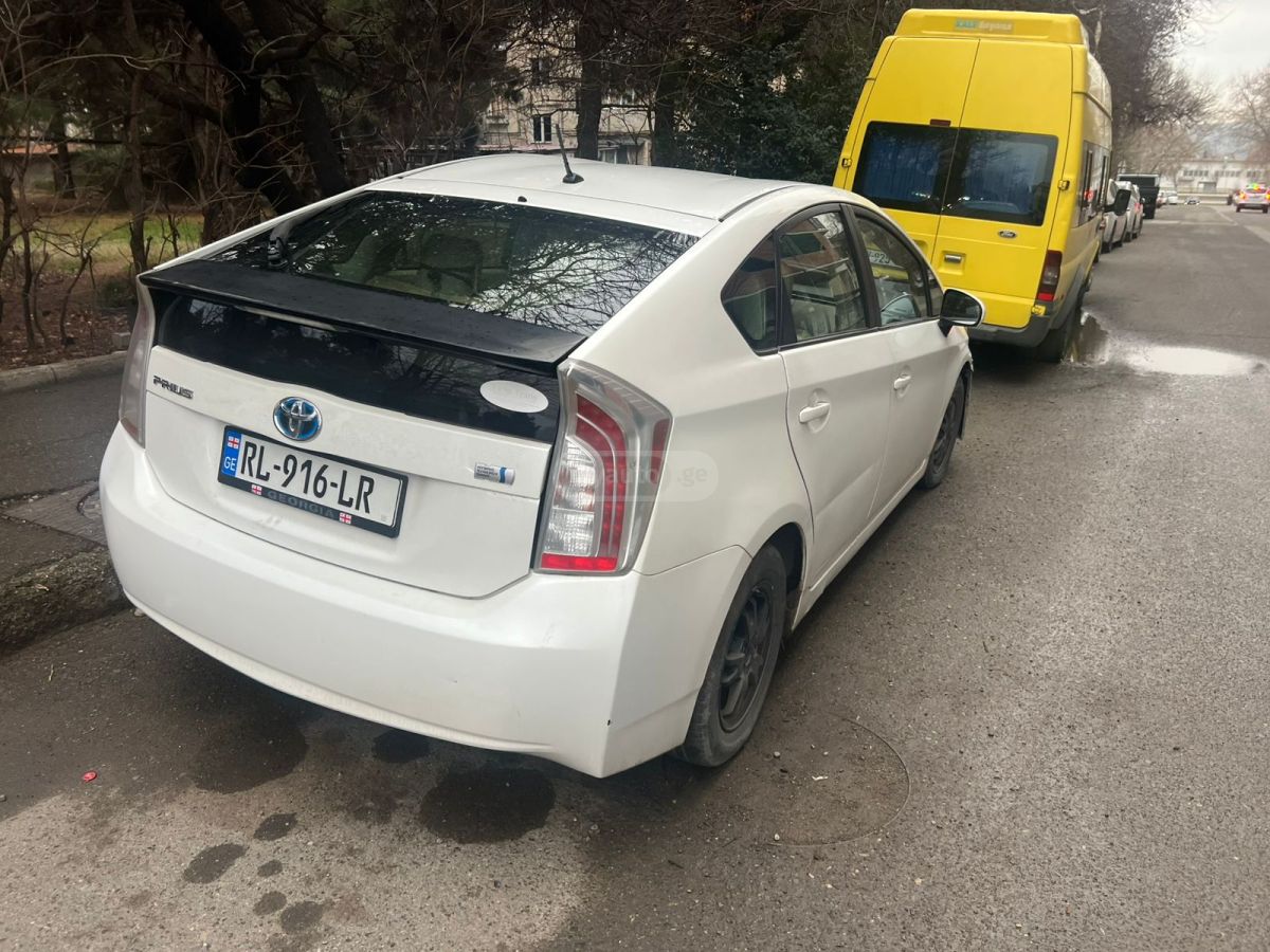 Toyota Prius 2013 — photo 2