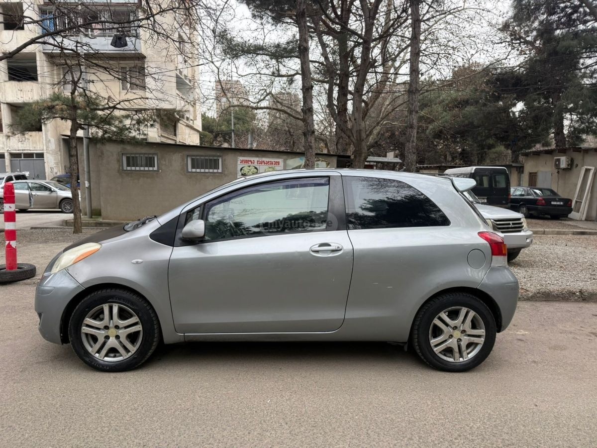 Toyota Yaris 2009 — photo 2