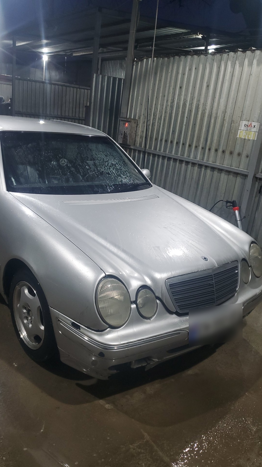 Mercedes-Benz E 210