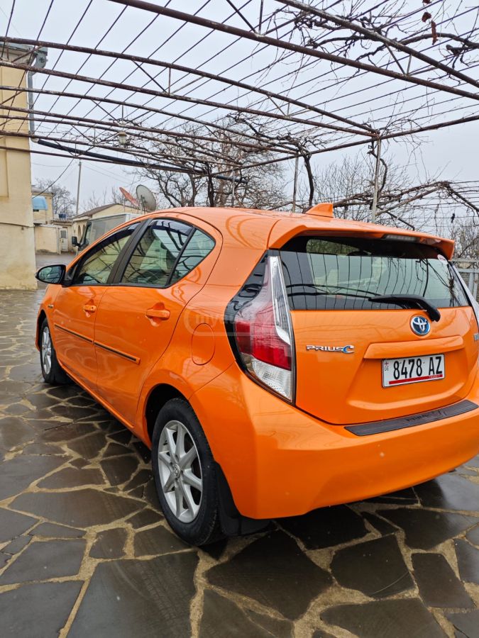 Toyota Prius C 2015 — photo 2