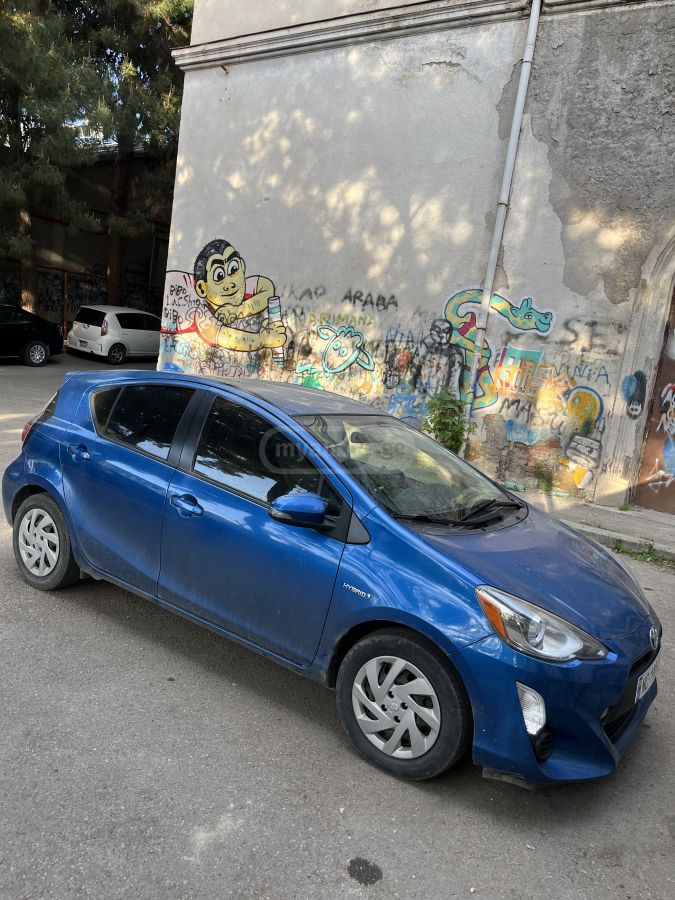Toyota Prius C 2015 — photo 2