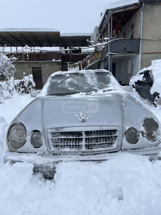 Mercedes-Benz 210 1985 — photo 2