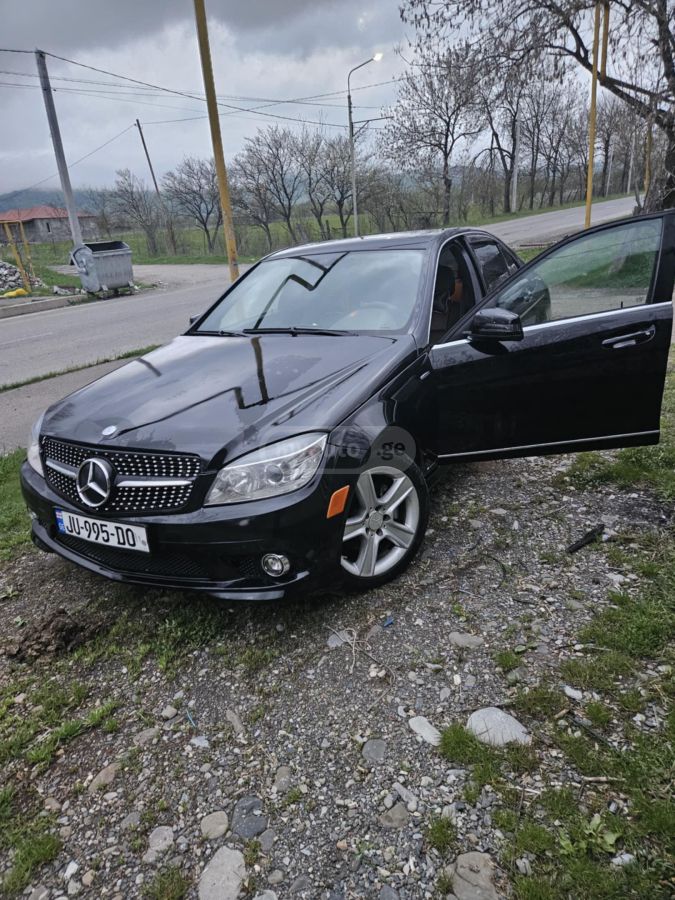 Mercedes-Benz C 300 2010 — photo 2