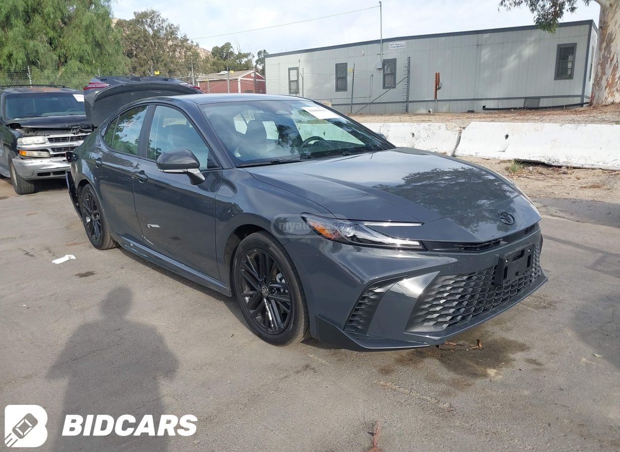 Toyota Camry 2025 — photo 2