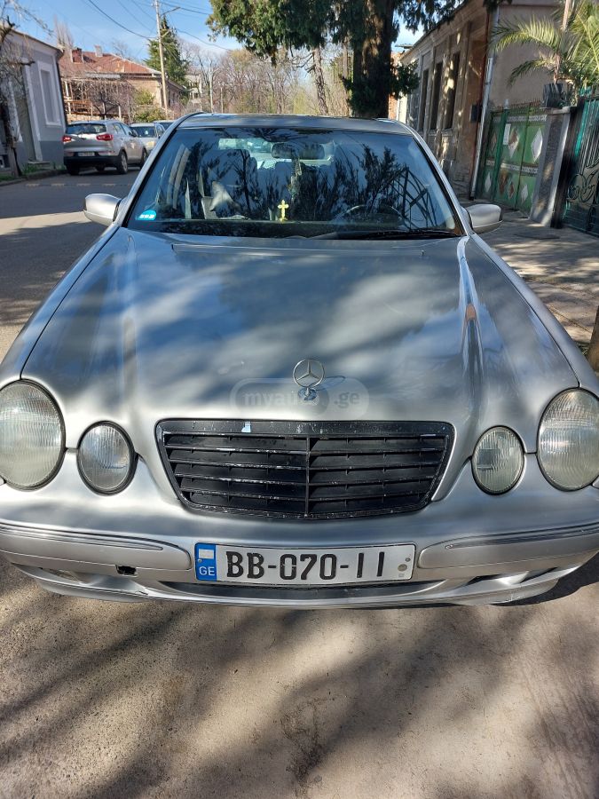 Mercedes-Benz E 210