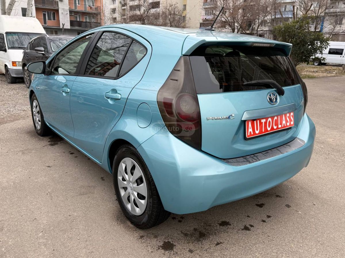 Toyota Prius C 2012 — photo 2