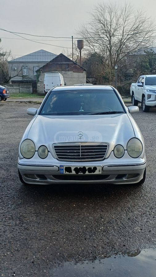Mercedes-Benz E 210