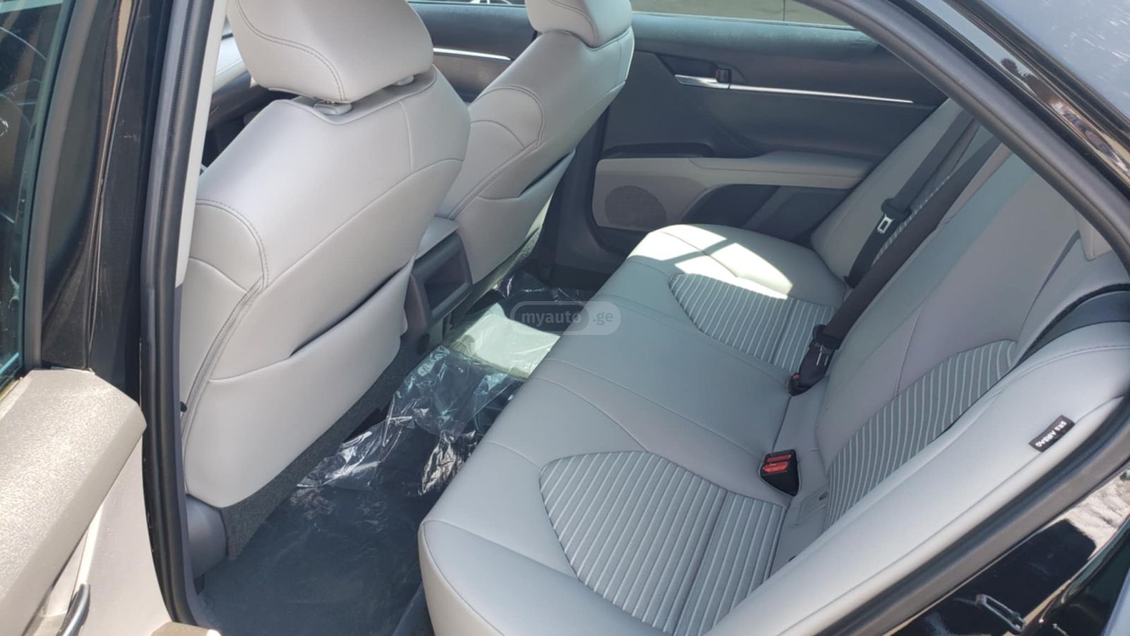 Toyota Camry 2021 — photo 2
