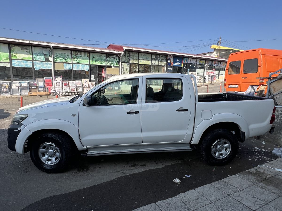 Toyota Hilux 2013 — photo 2