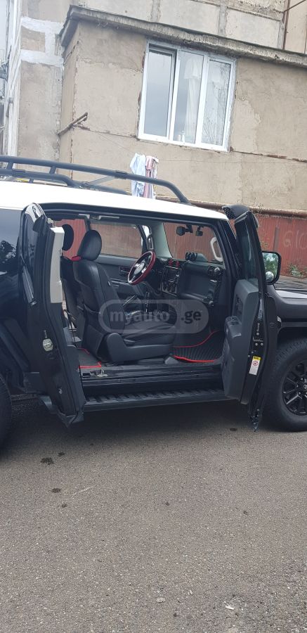Toyota FJ Cruiser 2010 — photo 2