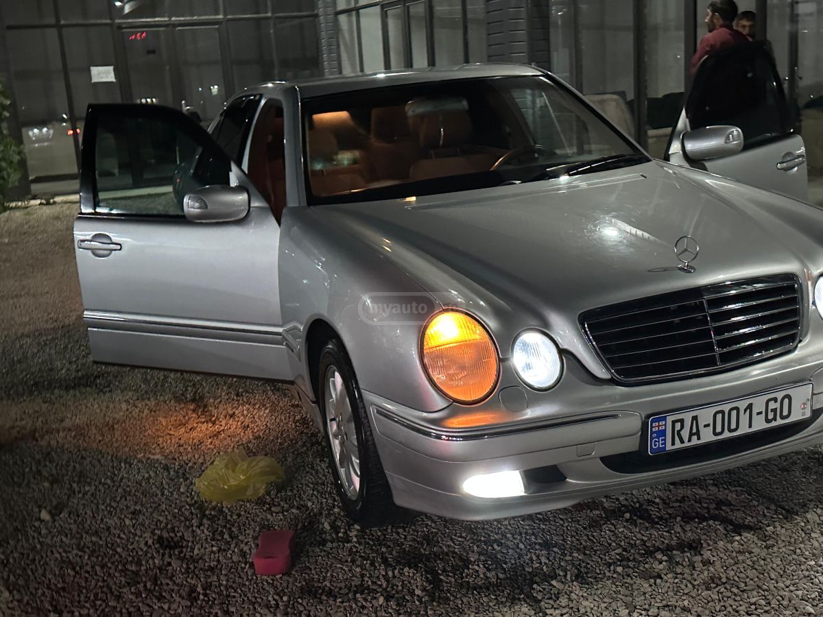 Mercedes-Benz E 240