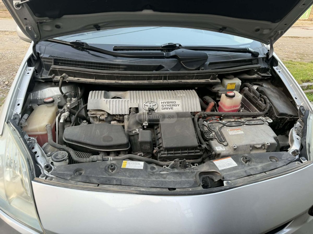 Toyota Prius 2015 — photo 2