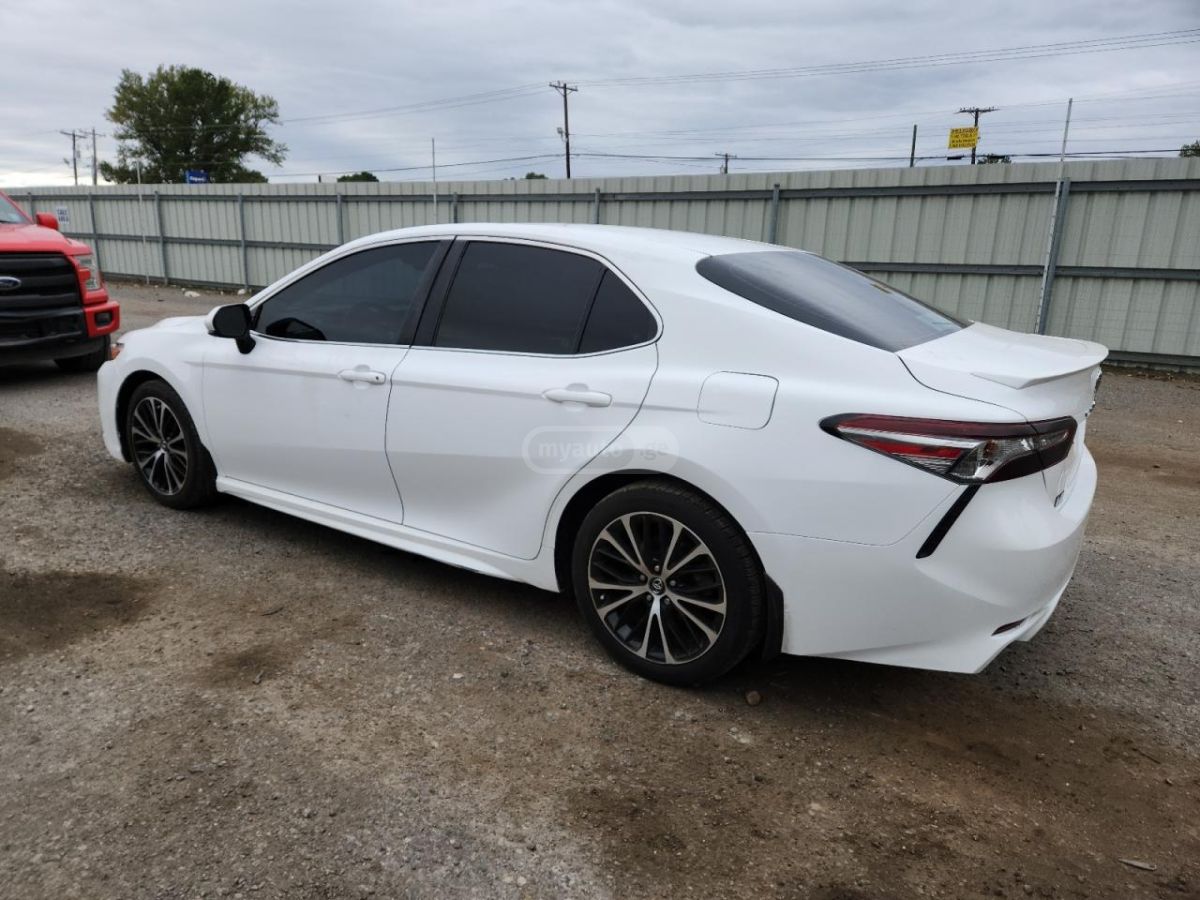 Toyota Camry 2018 — photo 2
