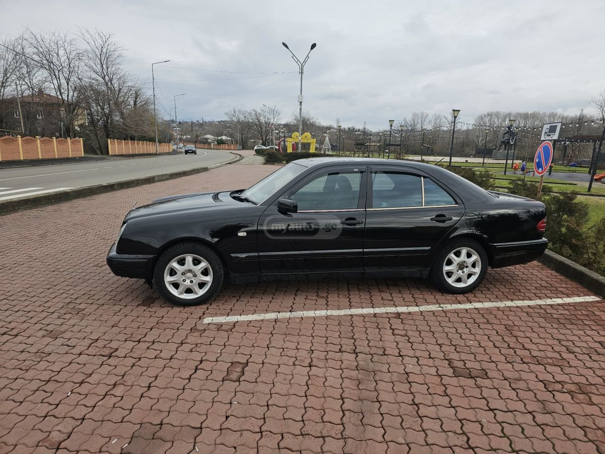 Mercedes-Benz E 230