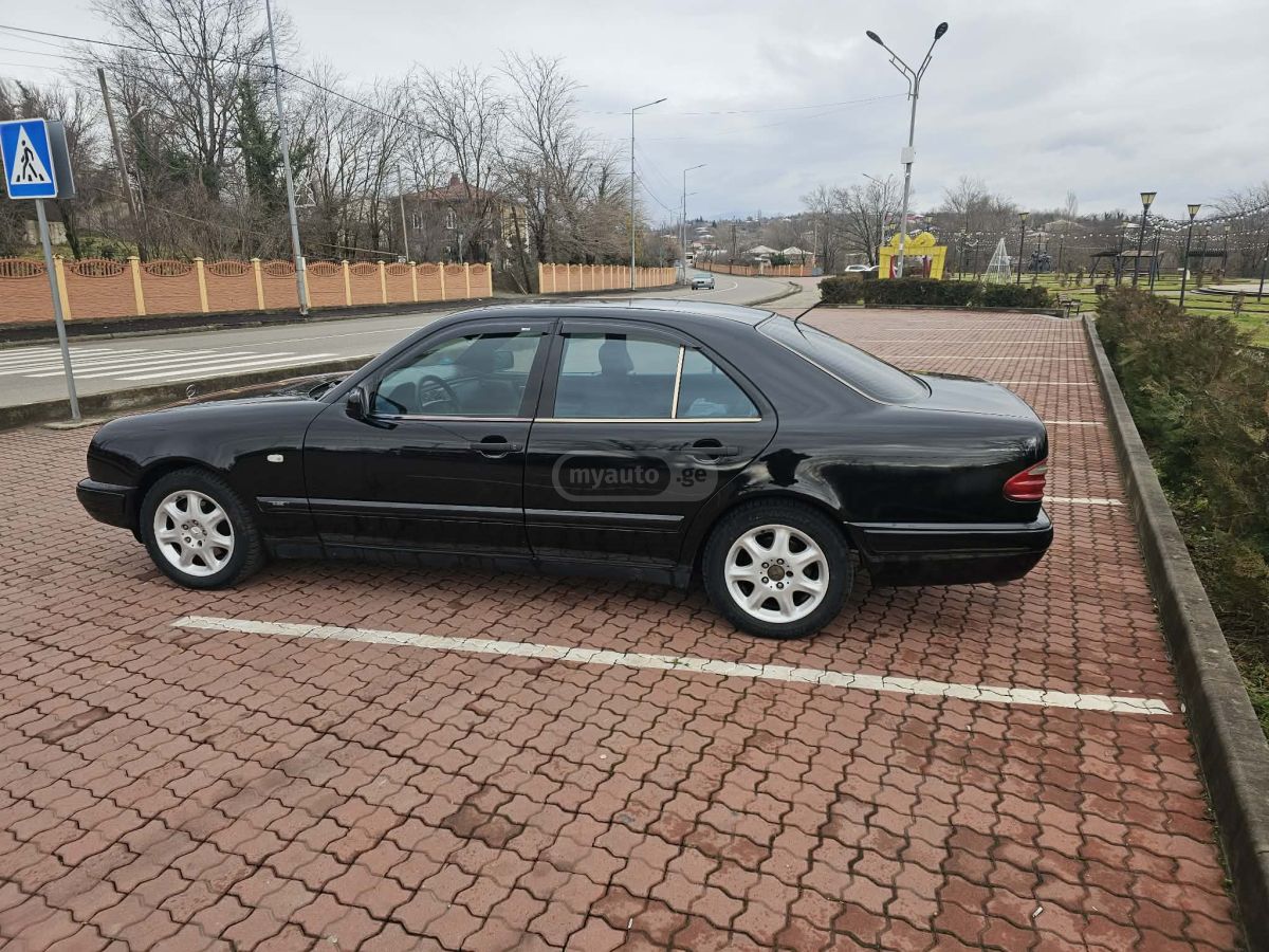 Mercedes-Benz E 230 1995 — photo 2