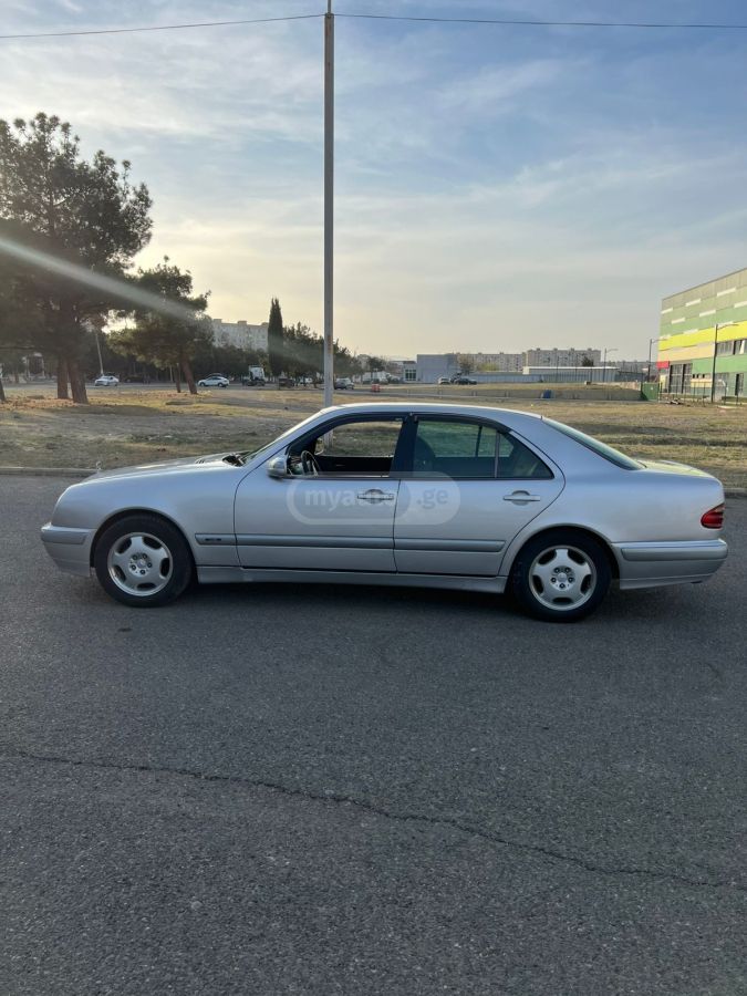 Mercedes-Benz E 200 1999 — photo 2