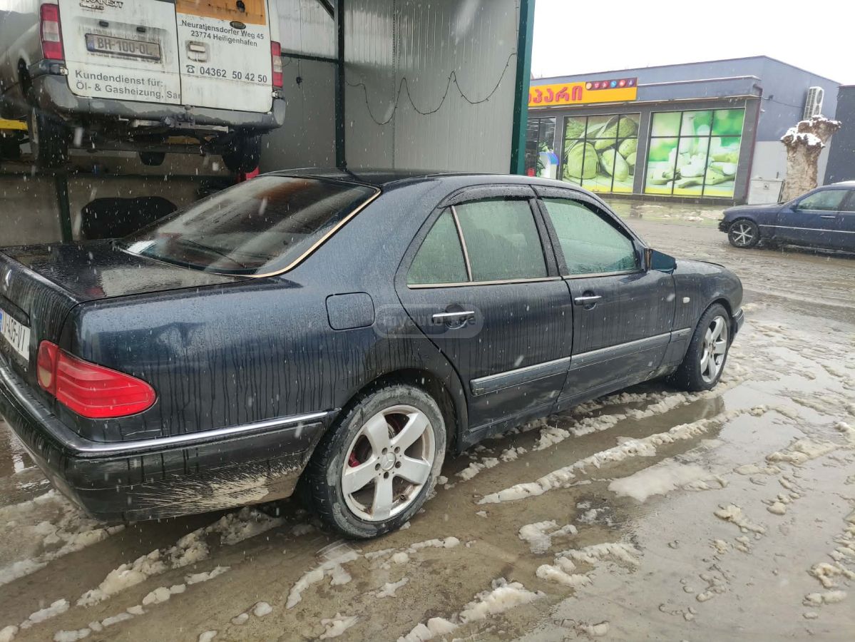 Mercedes-Benz E 200 1996 — photo 2