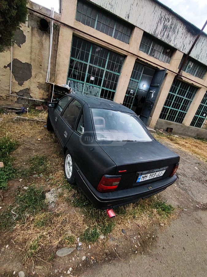 Opel Vectra 1990 — photo 2