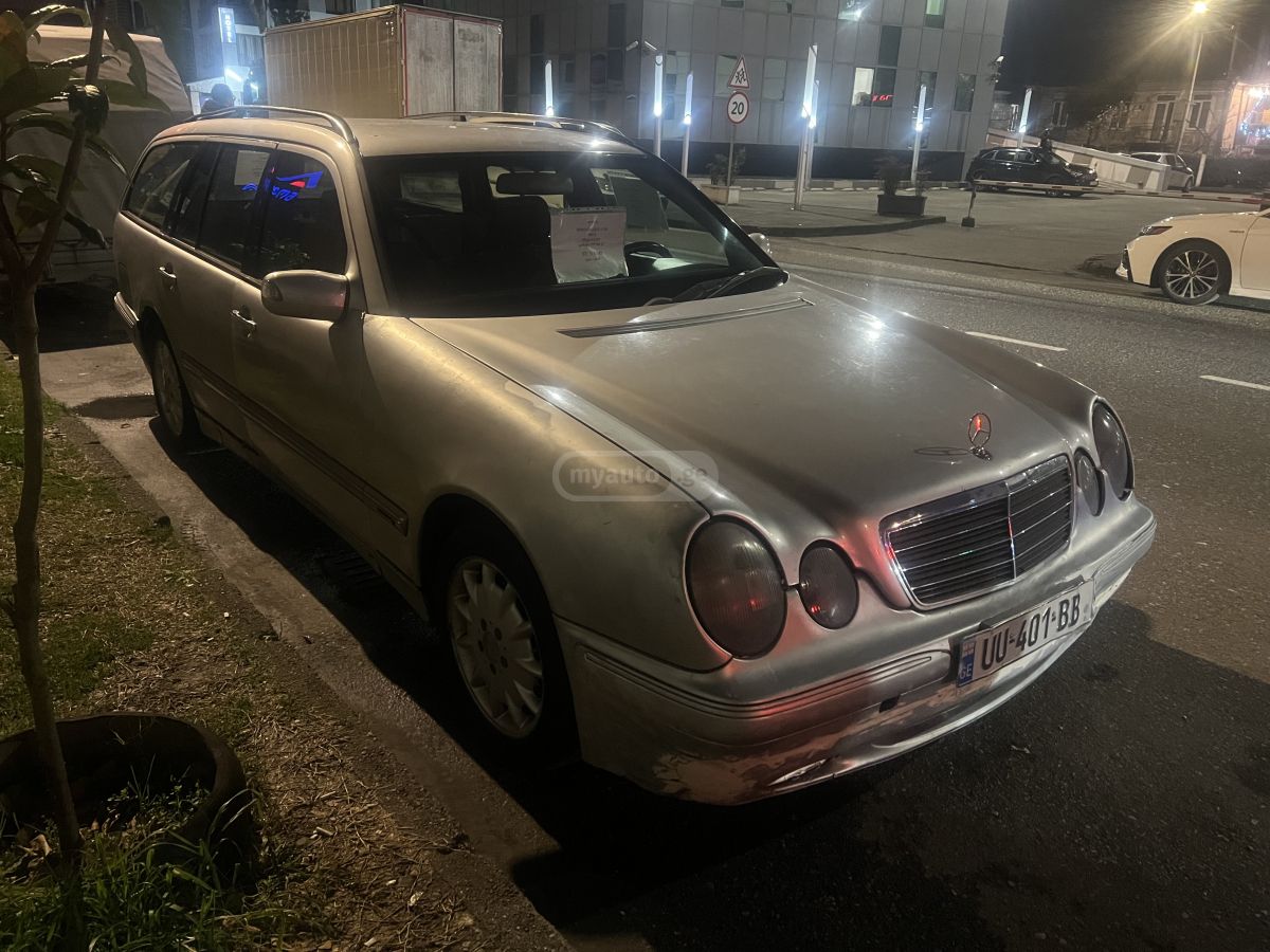 Mercedes-Benz E 220 2001 — photo 2