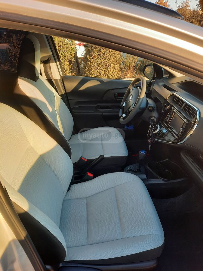 Toyota Prius C 2017 — photo 2