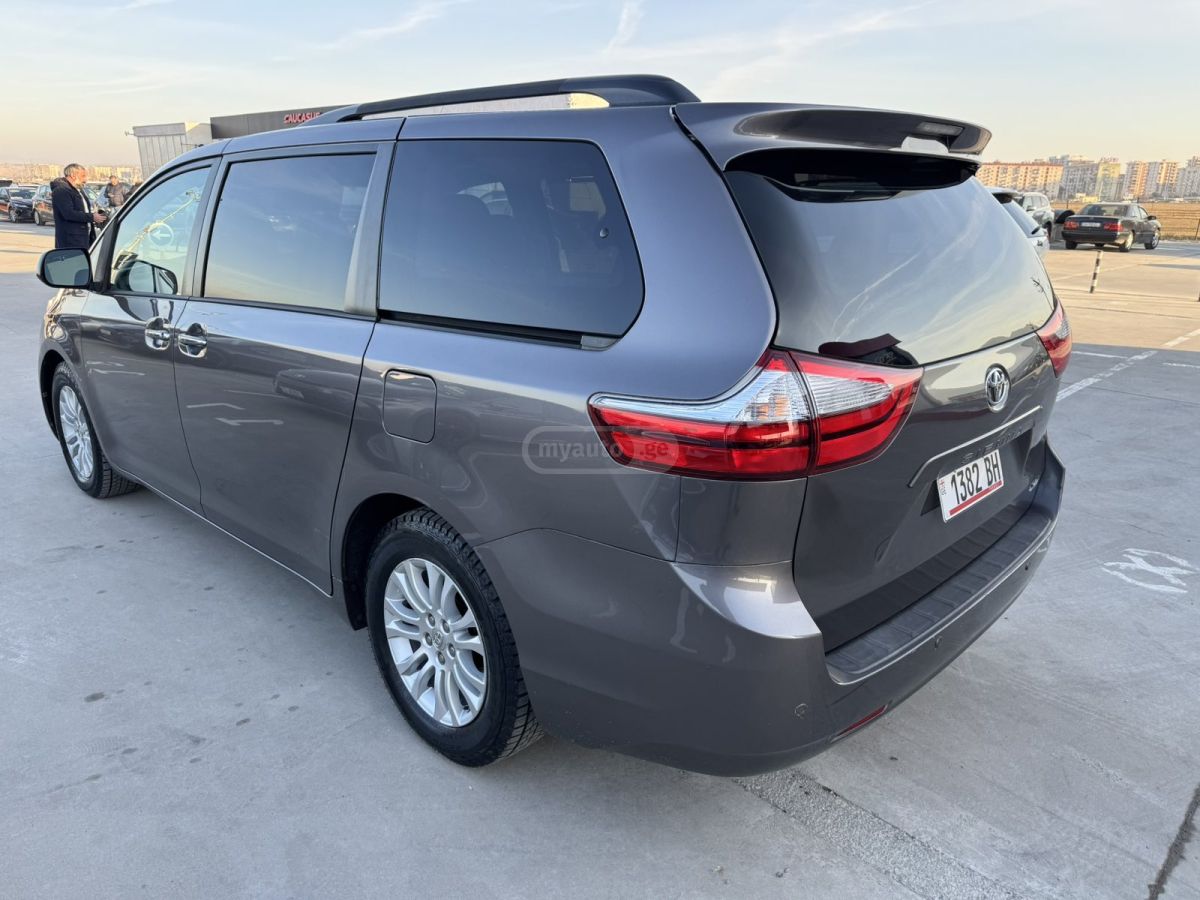Toyota Sienna 2015 — photo 2