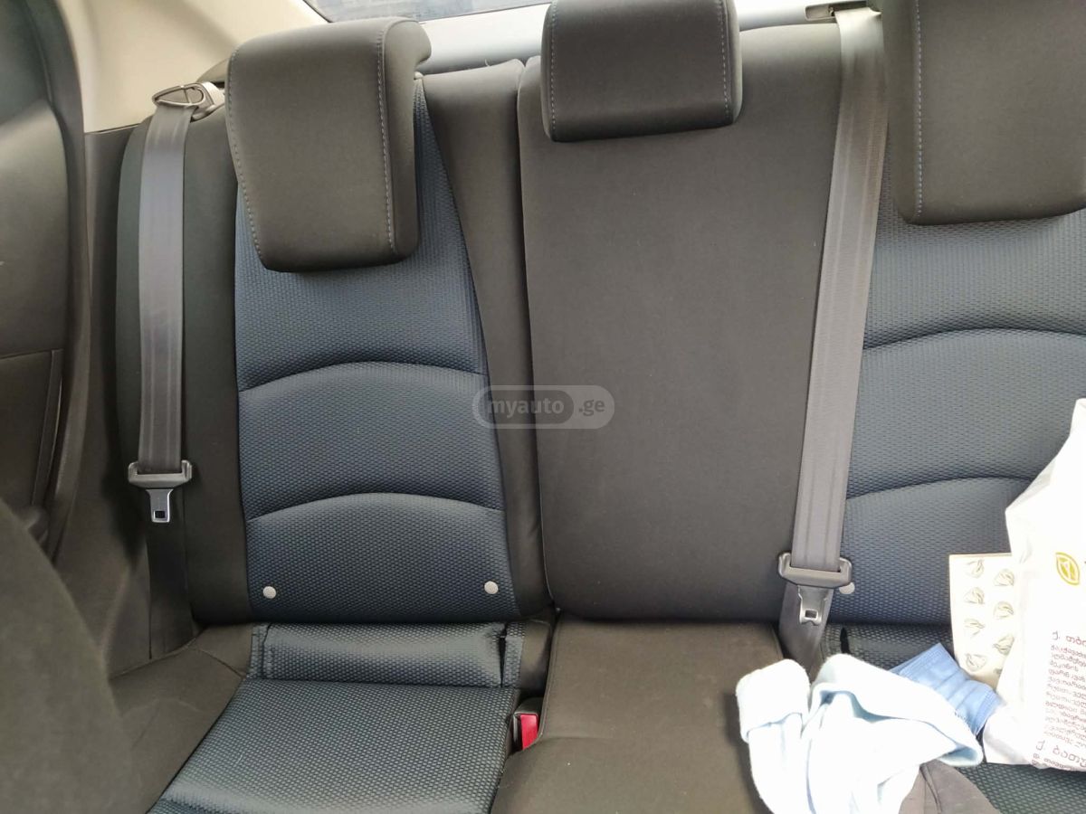 Toyota Yaris iA 2018 — photo 2