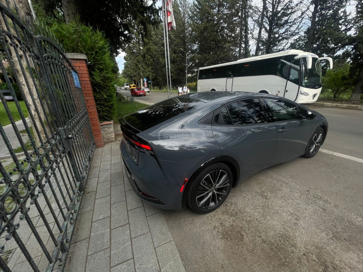 Toyota Prius 2023 — photo 2