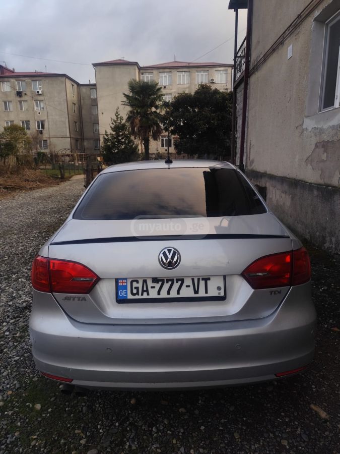 Volkswagen Jetta 2012 — photo 2