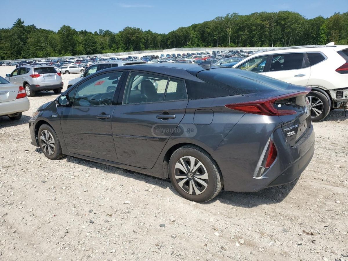 Toyota Prius 2017 — photo 2