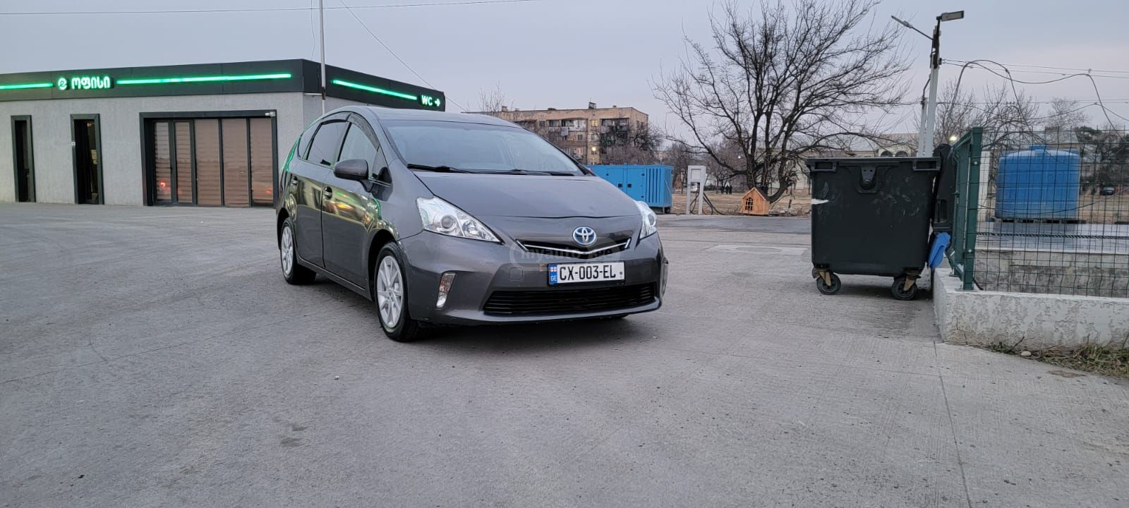 Toyota Prius V 2013 — photo 2