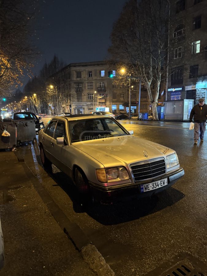 Mercedes-Benz E 200 1993 — photo 2