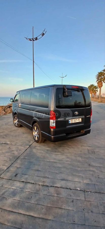 Toyota Hiace Commuter 2017 — photo 2