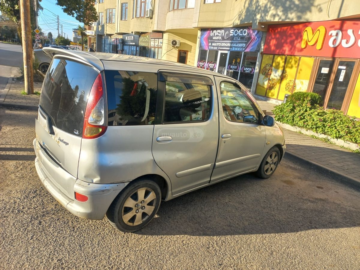 Toyota Fun Cargo 2003 — photo 2