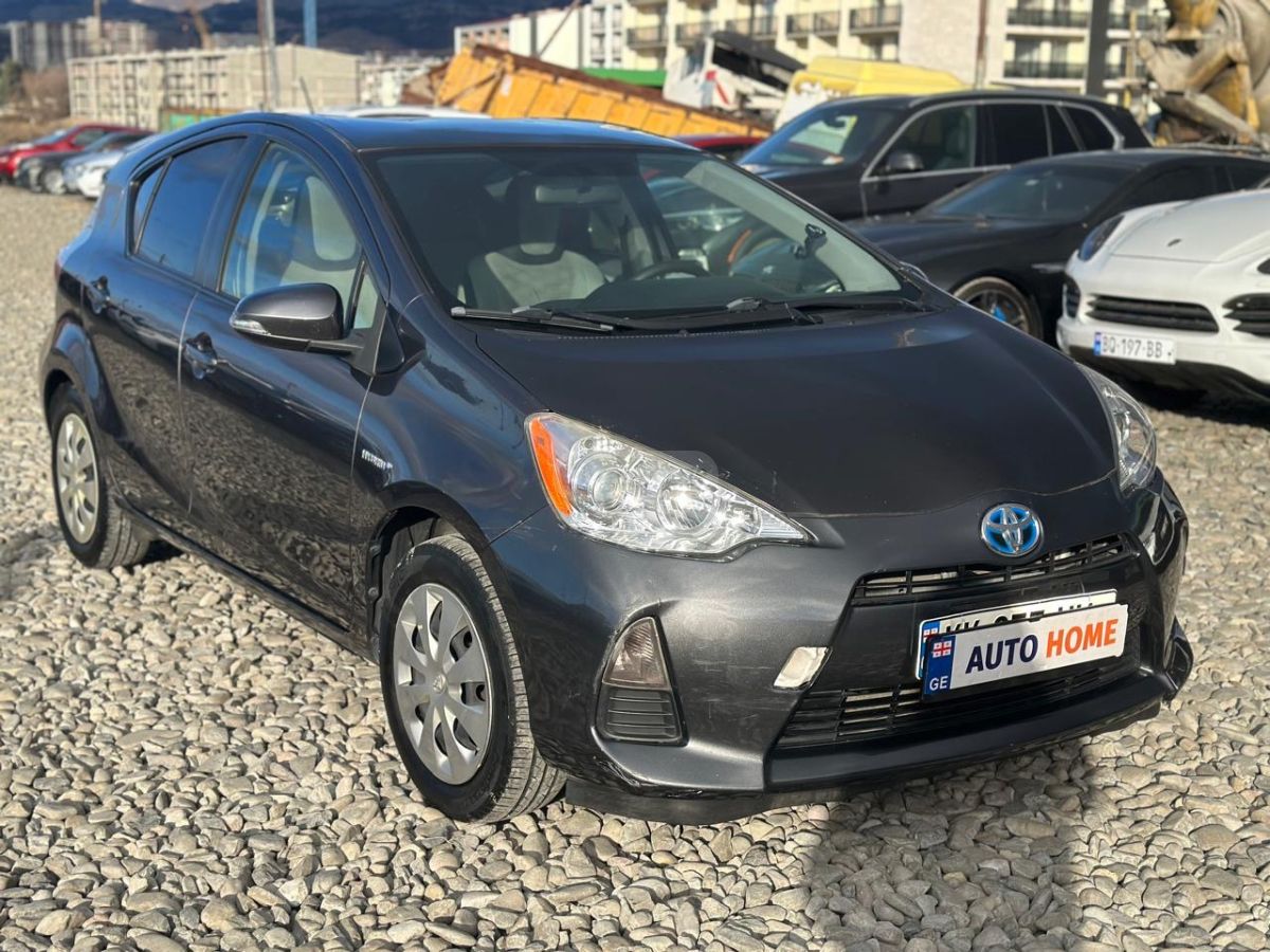 Toyota Prius C 2014 — photo 2