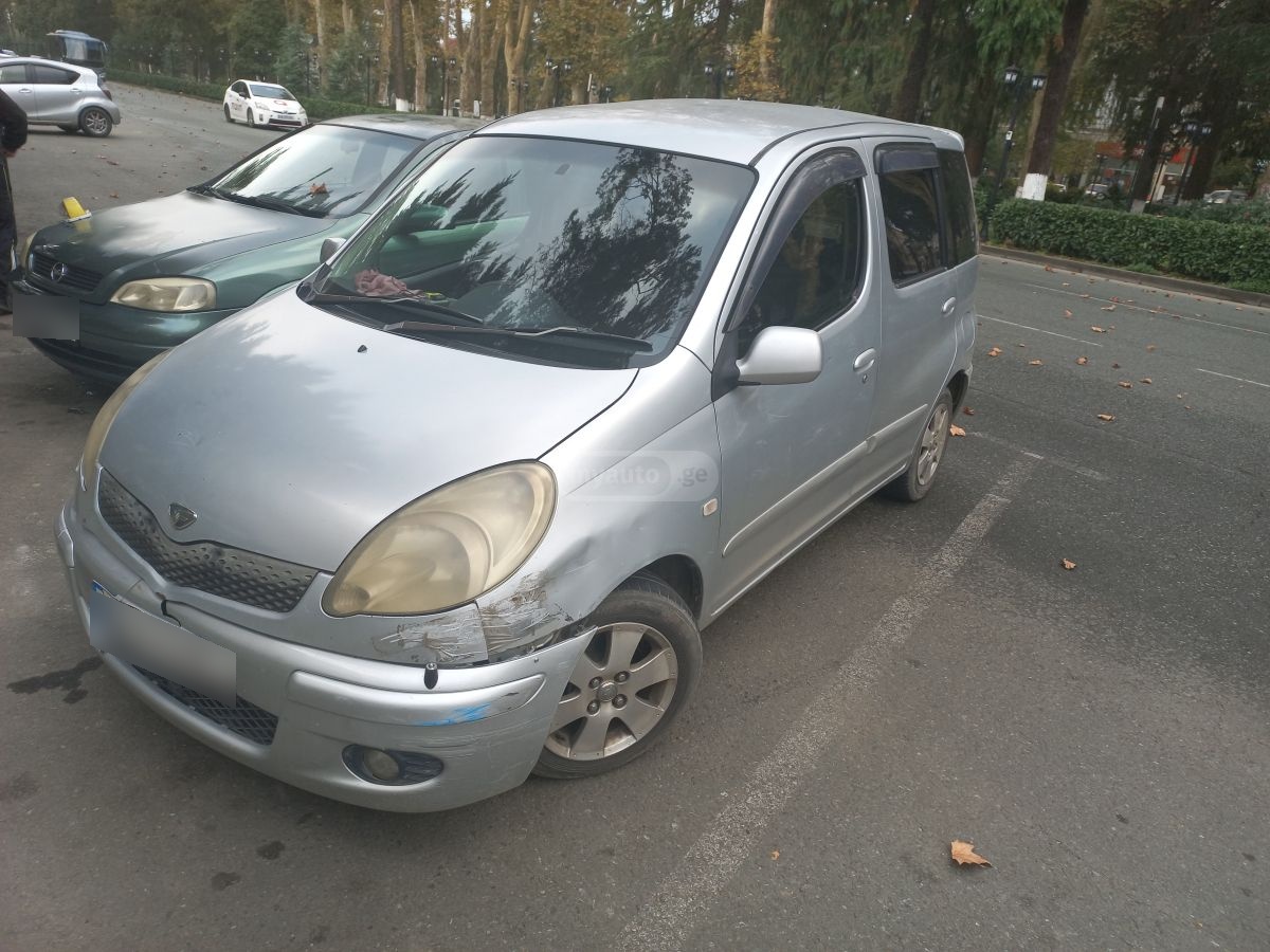 Toyota Fun Cargo 2003 — photo 2